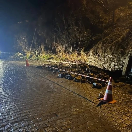 Saimbeyli&rsquo;de heyelan yaşanan yolda &ccedil;alışma başlatıldı
