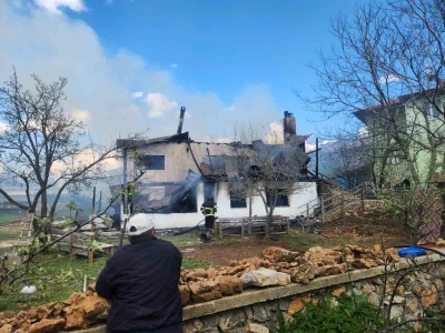 Saimbeyli&rsquo;de yanan ev kullanılmaz hale geldi
