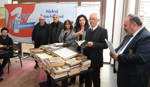 Şairler ve yazarlar kitaplarını Bursalı gen&ccedil;ler i&ccedil;in bağışladı
