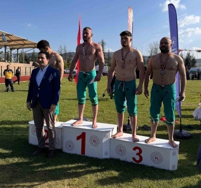 Sakarya B&uuml;y&uuml;kşehirli pehlivanlardan Bilecik&rsquo;te bir altın bir g&uuml;m&uuml;ş madalya
