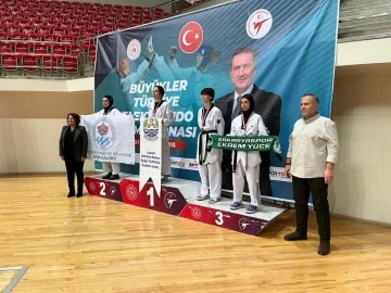 Sakarya B&uuml;y&uuml;kşehirli sporcu Taekwondo&rsquo;do T&uuml;rkiye &uuml;&ccedil;&uuml;nc&uuml;s&uuml; oldu
