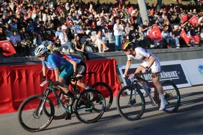 Sakarya'da 13 &uuml;lkeden 50 sporcu d&uuml;nyanın en iyisi olmak i&ccedil;in pedal &ccedil;evirdi
