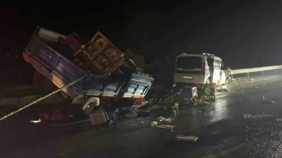 Sakarya&rsquo;da 3 aracın karıştığı kazada 2 kişi &ouml;ld&uuml;, 3 kişi yaralandı