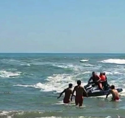 Sakarya'da  3 kişi boğulmaktan son anda kurtarıldı