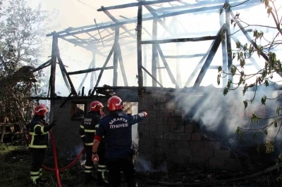 Sakarya&rsquo;da alevlere teslim olan samanlık k&uuml;le d&ouml;nd&uuml;
