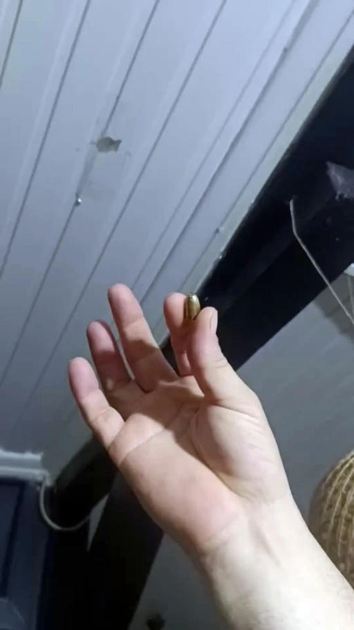 Sakarya&rsquo;da &ccedil;atıyı delen yorgun mermi evin balkonuna d&uuml;şt&uuml;
