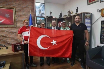 Sakarya&rsquo;da kahraman gaziler unutulmadı: Şanlı T&uuml;rk Bayrağı hediyesiyle vefa &ouml;rneği
