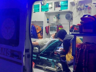 Sakarya&rsquo;da otomobil ile motosiklet &ccedil;arpıştı: 3 yaralı
