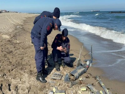 Sakarya'da sahilde par&ccedil;alanmış insansız hava aracı bulundu