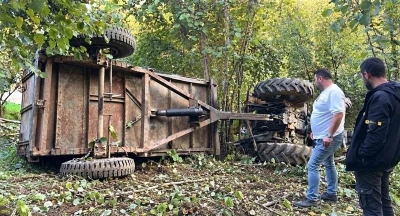 Sakarya&rsquo;da trakt&ouml;r devrildi: 1 &ouml;l&uuml;, 2 yaralı