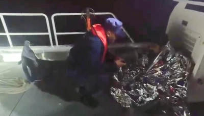 Sakarya- Teknesi alabora olan balık&ccedil;ıyı Sahil G&uuml;venlik ekibi kurtardı /Video eklendi