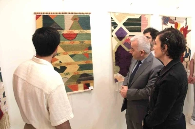 Sakarya &Uuml;niversitesi&rsquo;nde &lsquo;Bahara &Ouml;vg&uuml;&rsquo; dokuma sergisi
