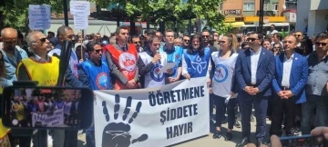 Saldırıya uğrayan &ouml;ğretmen i&ccedil;in kalem kırdılar
