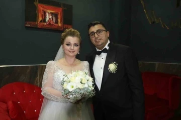 Salgın ve savaşlardan dolayı ayrı kalan &ccedil;ift 6 yıl sonra d&uuml;nya evine girdi
