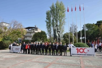 Salihli&rsquo;de Cumhuriyet&rsquo;in 100. yılı &ccedil;elenk sunumuyla başladı
