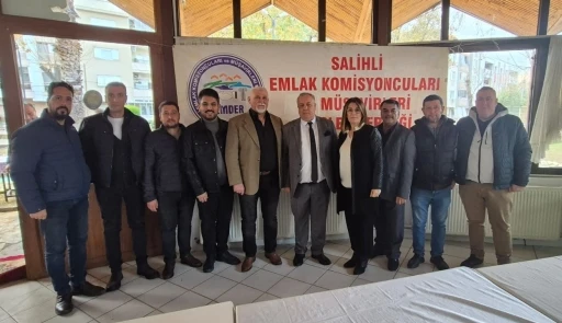 Salihli&rsquo;de emlak&ccedil;ılar, 5. kez Yıldırım Yılmaz&rsquo;ı se&ccedil;ti
