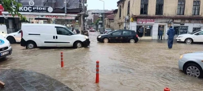 Salihli&rsquo;de  ev ve iş yerleri sağanak yağıştan etkilendi