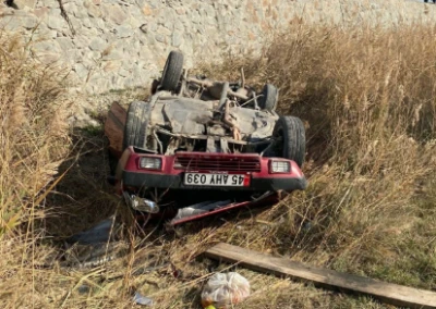 Salihli'de otomobil tarlaya u&ccedil;tu; 1'i bebek 5 yaralı