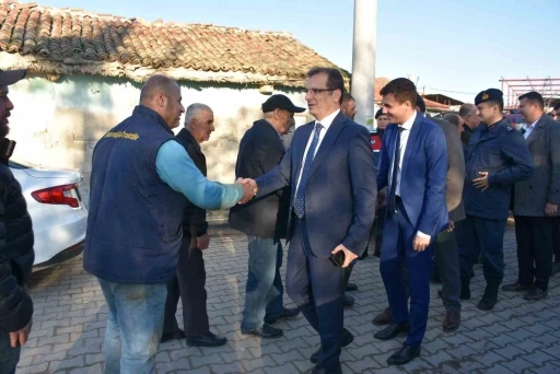 Salihli Kaymakamı G&uuml;ldoğan, 3 mahallede talepleri dinledi
