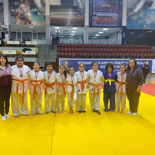 Salihli&rsquo;nin s&uuml;per minik judocuları, İzmir&rsquo;de 9 madalya kazandı

