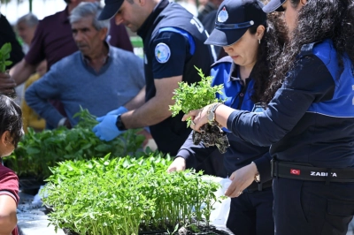 Salihlili &Uuml;reticilere 34 Bin Sebze Fidesi