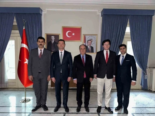 Şam B&uuml;y&uuml;kel&ccedil;iliği Ge&ccedil;ici Maslahatg&uuml;zarı B&uuml;y&uuml;kel&ccedil;i Burhan K&ouml;roğlu ve B&uuml;y&uuml;kel&ccedil;ilik &ccedil;alışanları.
