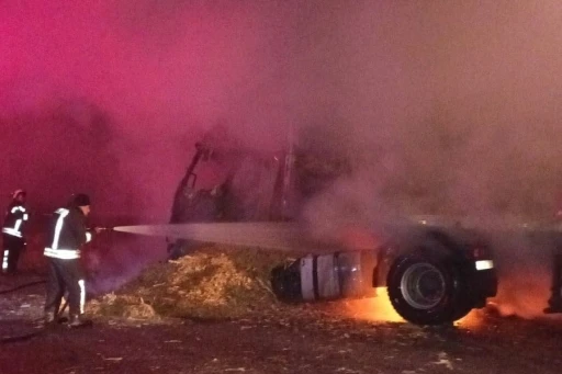 Saman balyası y&uuml;kl&uuml; tır seyir halindeyken alev aldı
