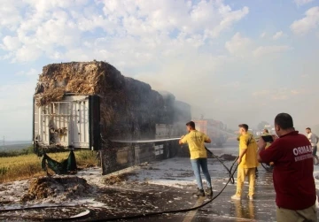 Saman y&uuml;kl&uuml; tır alev aldı: Yol trafiğe kapandı, metrelerce kuyruk oluştu
