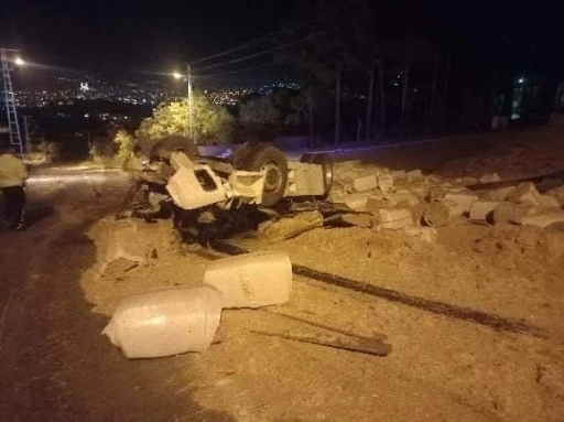 Saman y&uuml;kl&uuml; tır kaza yaptıktan sonra yandı
