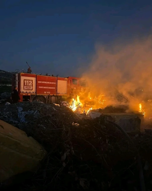 Samandağ&rsquo;da kamışlık ve boş arazide &ccedil;ıkan yangın s&ouml;nd&uuml;r&uuml;ld&uuml;

