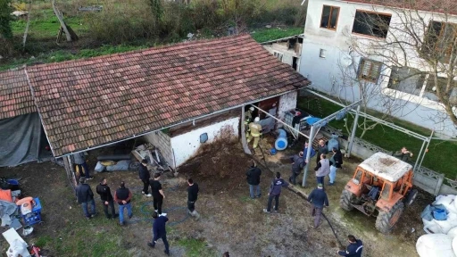 Samanlıkta &ccedil;ıkan yangına zamanında m&uuml;dahale
