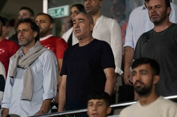 Samet Aybaba ve Brad Friedel, &Uuml;mit Milli Takım ma&ccedil;ını trib&uuml;nden takip ediyor
