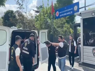 Şampanya a&ccedil;ma kavgasında silahlar patladı