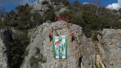 Şampiyon Bursaspor'un bayrağı zirvede a&ccedil;ıldı