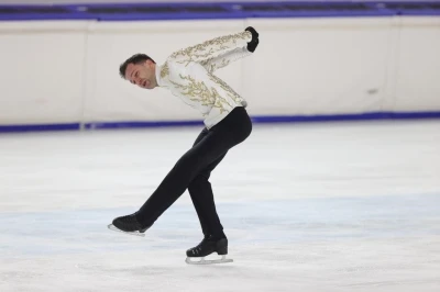 Şampiyon buz patenci spora başladığı pistte j&uuml;bilesini yaptı