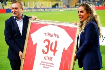 Şampiyon Down Sendromlu &Ouml;zel Futsal Milli Takımı oyuncuları, Fenerbah&ccedil;e trib&uuml;nlerini selamladı
