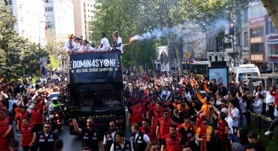 Şampiyon Galatasaray &uuml;st&uuml; a&ccedil;ık otob&uuml;sle şehir turu attı