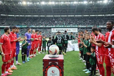 Şampiyon Kocaelispor son ma&ccedil;ına alkışlarla &ccedil;ıktı

