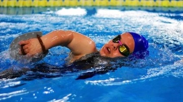 Şampiyon paralimpik y&uuml;z&uuml;c&uuml; Elif Naz babasının desteğiyle başarıya kula&ccedil; atıyor