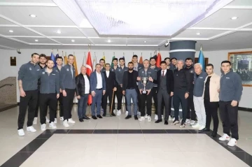 Şampiyon voleybol takımı kupayı Başkan &Ouml;zcan&rsquo;a teslim etti

