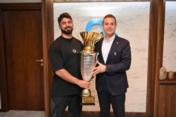 Şampiyondan Başkan Akın&rsquo;a ziyaret
