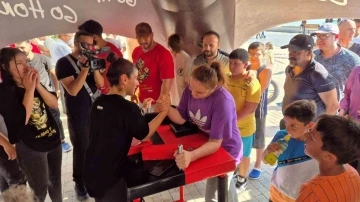 Şampiyonlar halkla bilek g&uuml;reşi yaptı
