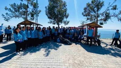 Samsat&rsquo;ta protokol ve &ouml;ğrenciler doğa temizliği yaptı
