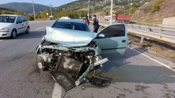 Samsun&rsquo;da bariyerlere &ccedil;arpan otomobil hurdaya d&ouml;nd&uuml;
