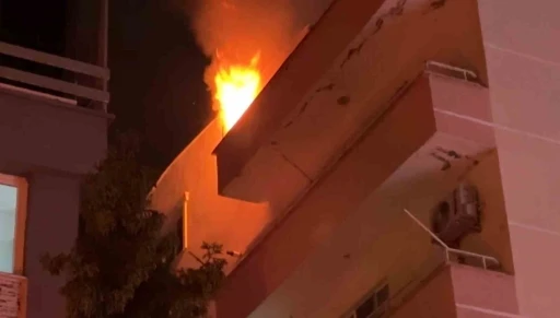 Samsun&rsquo;da korkutan yangın: &Ccedil;atı katı alevlere teslim oldu
