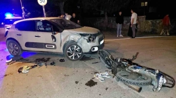 Samsun&rsquo;da motosiklet ile otomobil &ccedil;arpıştı: 1&rsquo;i ağır 2 yaralı
