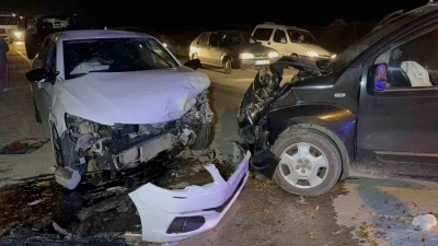 Samsun&rsquo;da otomobil ile hafif ticari ara&ccedil; &ccedil;arpıştı: 5 yaralı