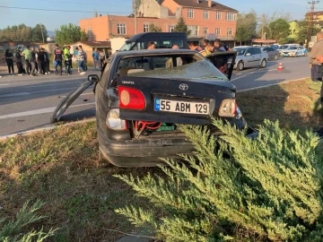 Samsun&rsquo;da otomobil &ouml;ğrenci servisi ile &ccedil;arpıştı: 5 yaralı
