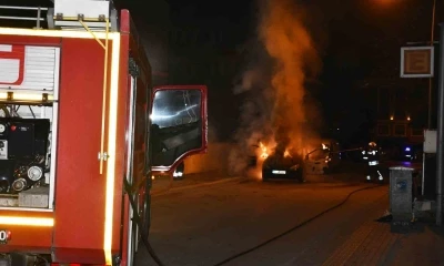 Samsun&rsquo;da otomobil yanarak kullanılamaz hale geldi