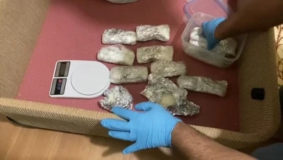 Samsun&rsquo;da polis evdeki baza altında 1 kilo 350 gram metamfetamin ele ge&ccedil;irdi

